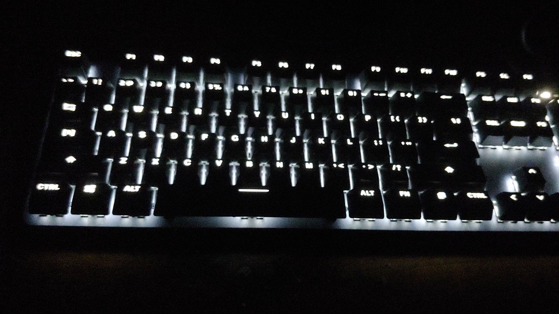 一把低调奢华有内涵的机械键盘。